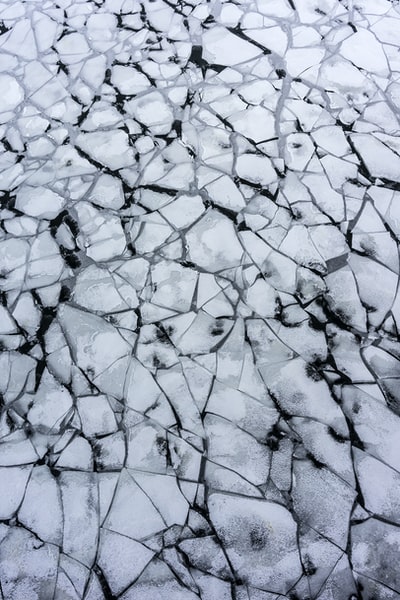 碎霜河流的平面摄影